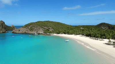 Island-Hopping the Grenadines: From St. Vincent to Mustique – Secret Beaches & Luxury Yacht Stops